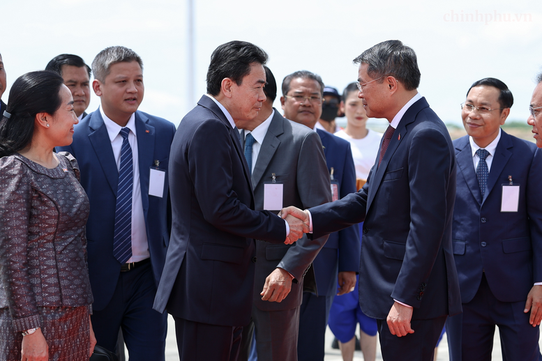 Thủ tướng Lê Minh Hưng tới Phnom Penh, bắt đầu chuyến thăm chính thức Campuchia