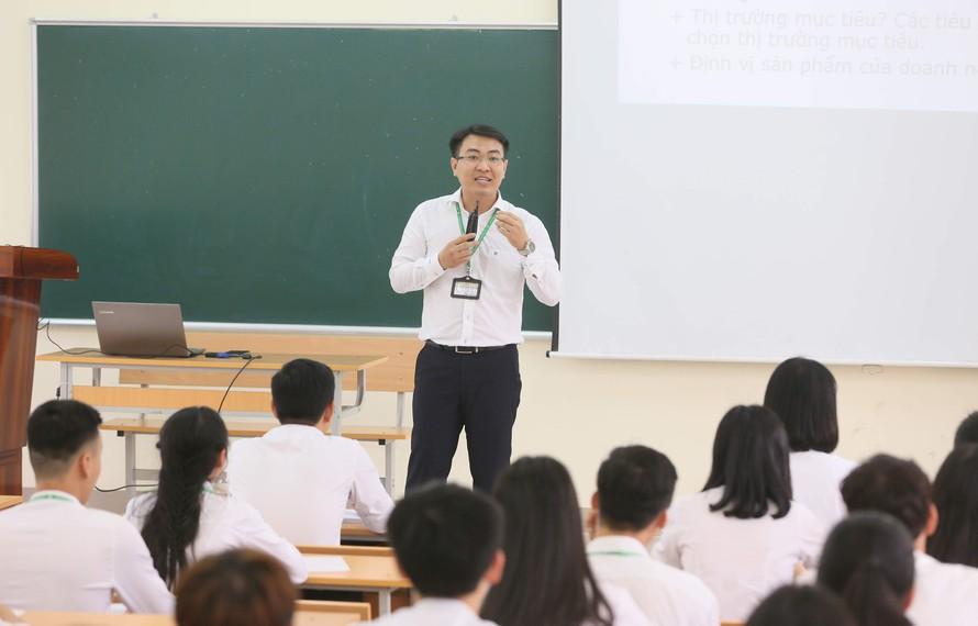 Hàng loạt trường đại học tuyển dụng giảng viên, lương đến 150 triệu đồng/tháng: Cụ thể vị trí và điều kiện được nhận Hàng loạt trường đại học tuyển dụng giảng viên, lương đến 150 triệu đồng/tháng: Cụ thể vị trí và điều kiện được nhận