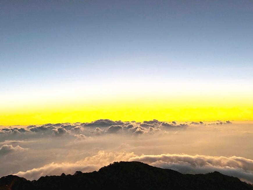 Việt Nam có đỉnh núi cao 2.860m, mùa đông băng tuyết phủ trắng tựa trời Âu, là điểm săn mây hấp dẫn dân mê trekking