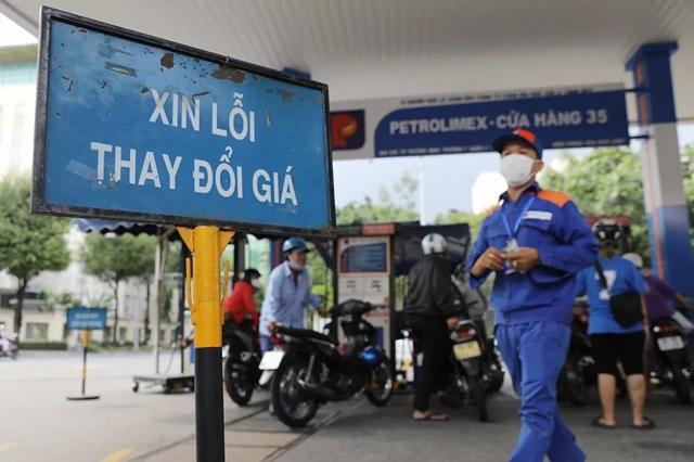 Doanh nghiệp tự quyết giá xăng dầu, bắt buộc công bố trước 30 phút để chống trục lợi