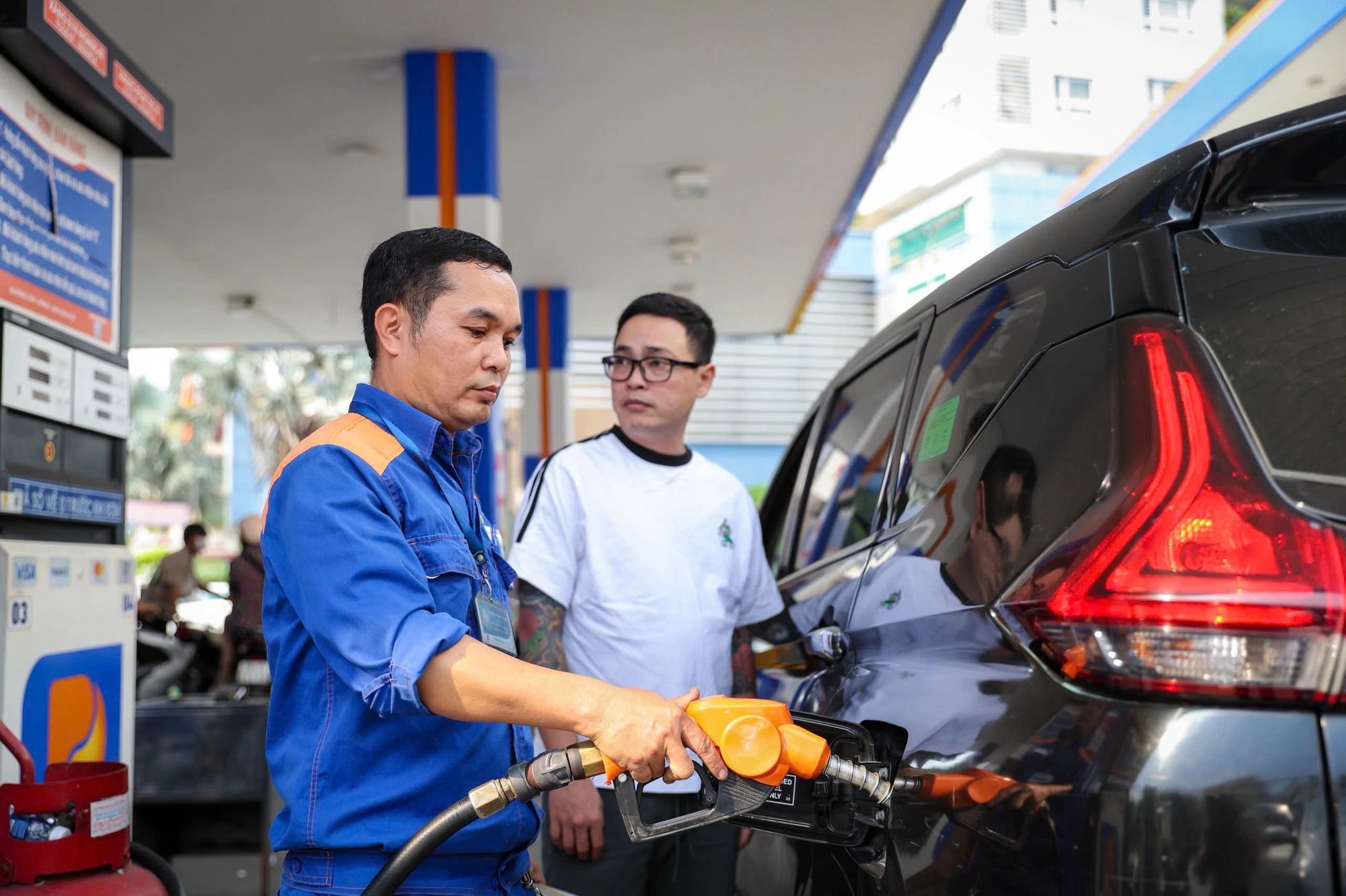 Giá xăng giảm hơn 1.200 đồng/lít, đề xuất bỏ quỹ bình ổn giá
