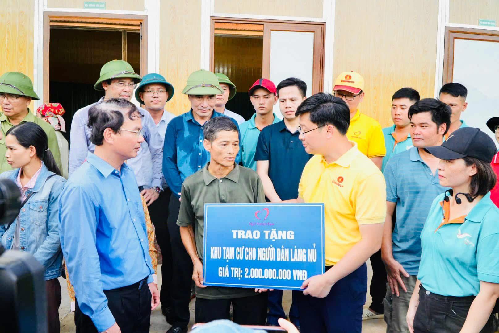 dai-dien-quy-thien-tam-tham-hoi-dong-vien-va-trao-bien-tuong-trung-khu-nha-tam-cho-nguoi-dan-bi-mat-nha-vi-lu-quet-o-lang-nu_1792053521.jpg