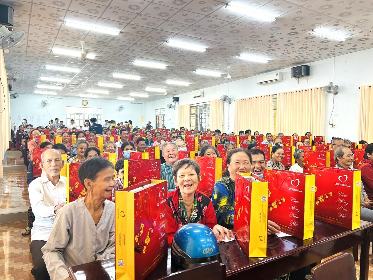 nhung-suat-qua-tet-yeu-thuong-mang-toi-mua-tet-am-no-cho-nhung-manh-doi-kho-khan_1792054189.jpg