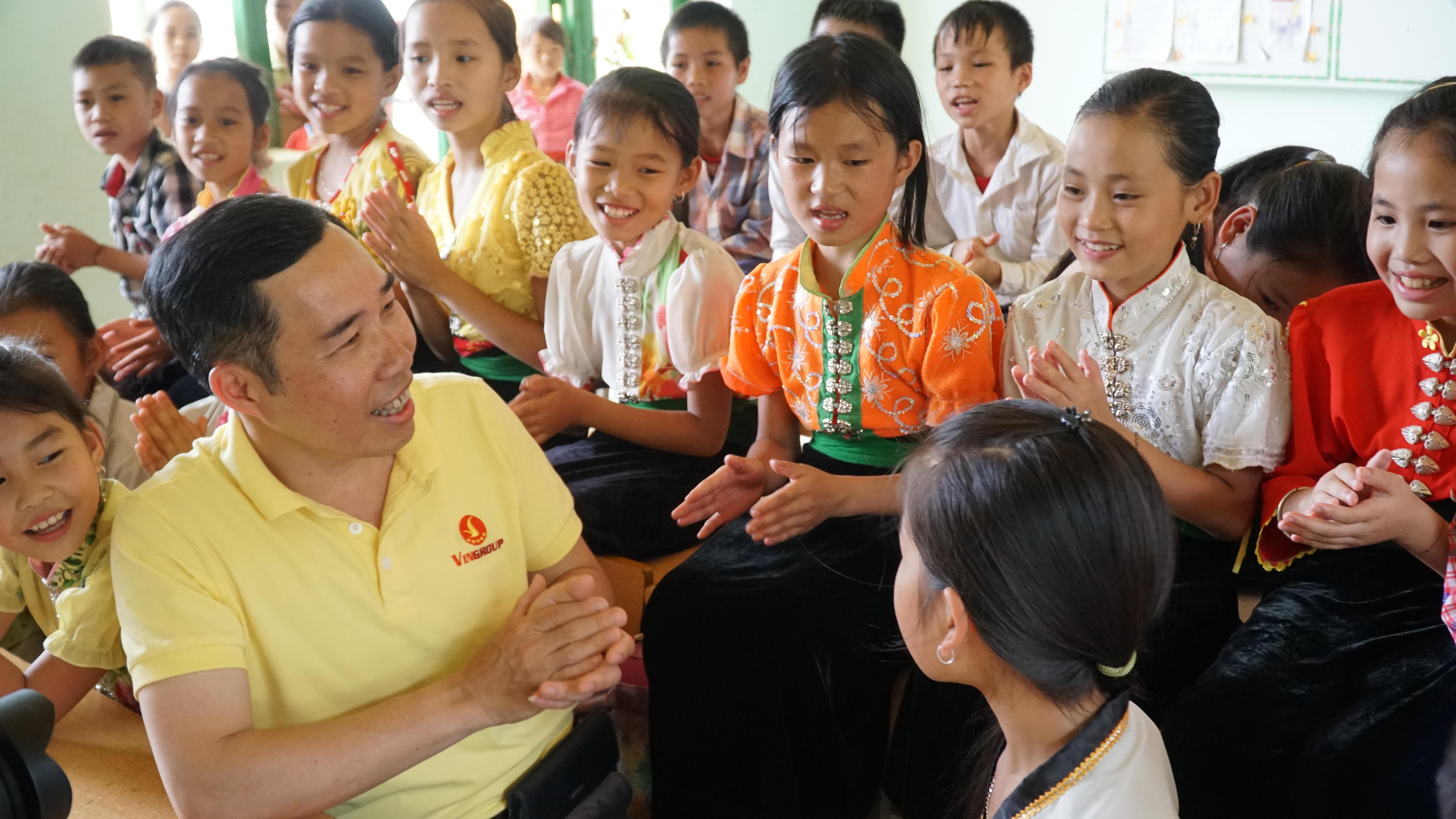 niem-vui-cua-cac-em-hoc-sinh-vung-cao-trong-lop-hoc-moi-do-quy-trao-tang_1792053461.jpg