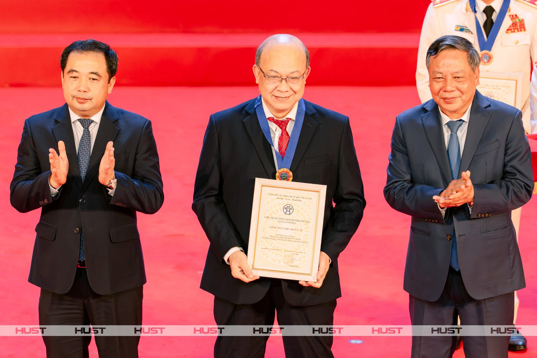 Phó Giáo sư SN 1967 vừa nhận danh hiệu 'Công dân Thủ đô ưu tú' 2026: Là Phó Giám đốc đại học hàng đầu cả nước, được nhận bằng khen từ Thủ tướng Phó Giáo sư SN 1967 vừa nhận danh hiệu 'Công dân Thủ đô ưu tú' 2026: Là Phó Giám đốc đại học hàng đầu cả nước, được nhận bằng khen từ Thủ tướng