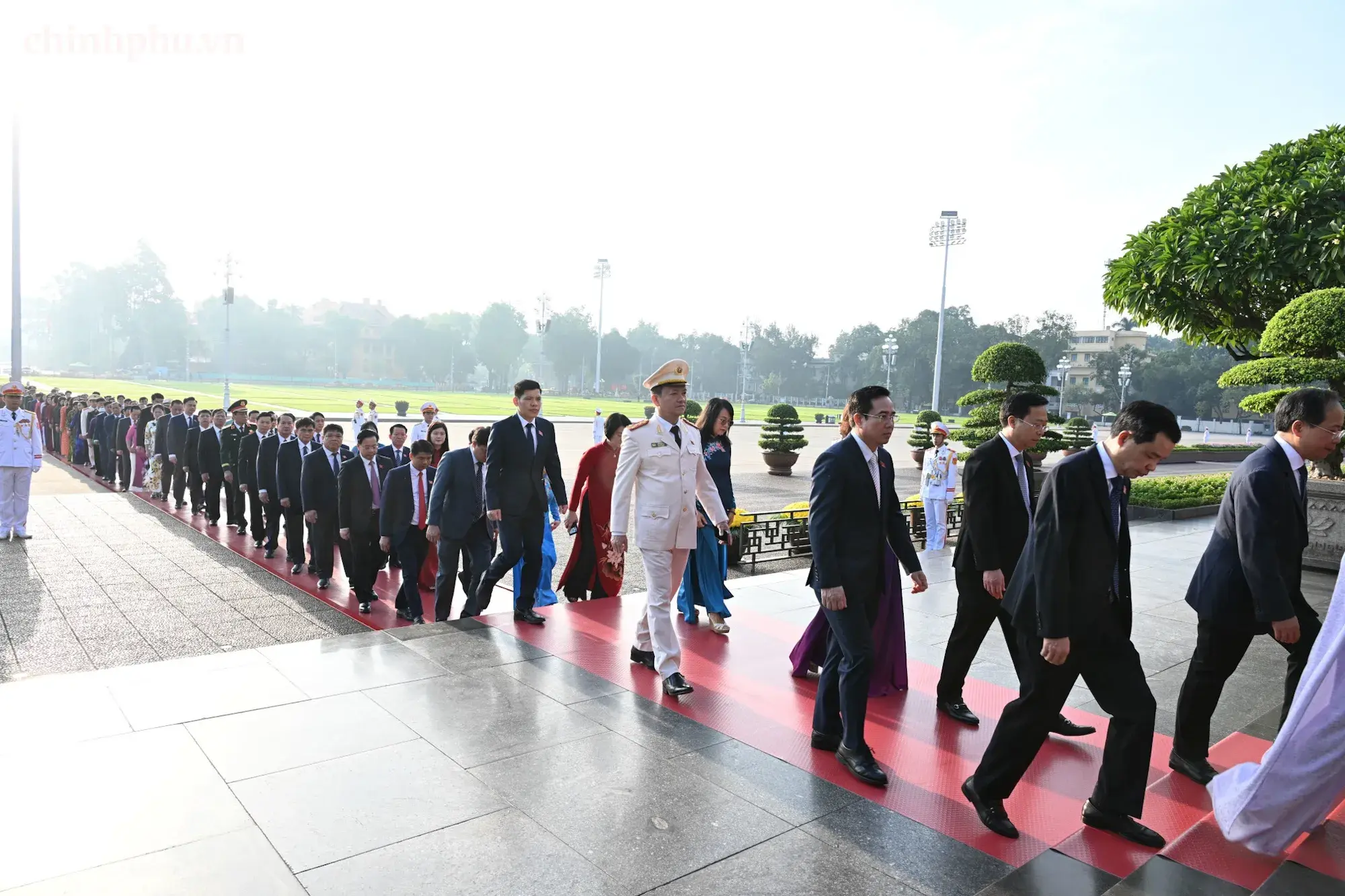 Lãnh đạo Đảng, Nhà nước, các đại biểu Quốc hội vào Lăng viếng Chủ tịch Hồ Chí Minh- Ảnh 3.