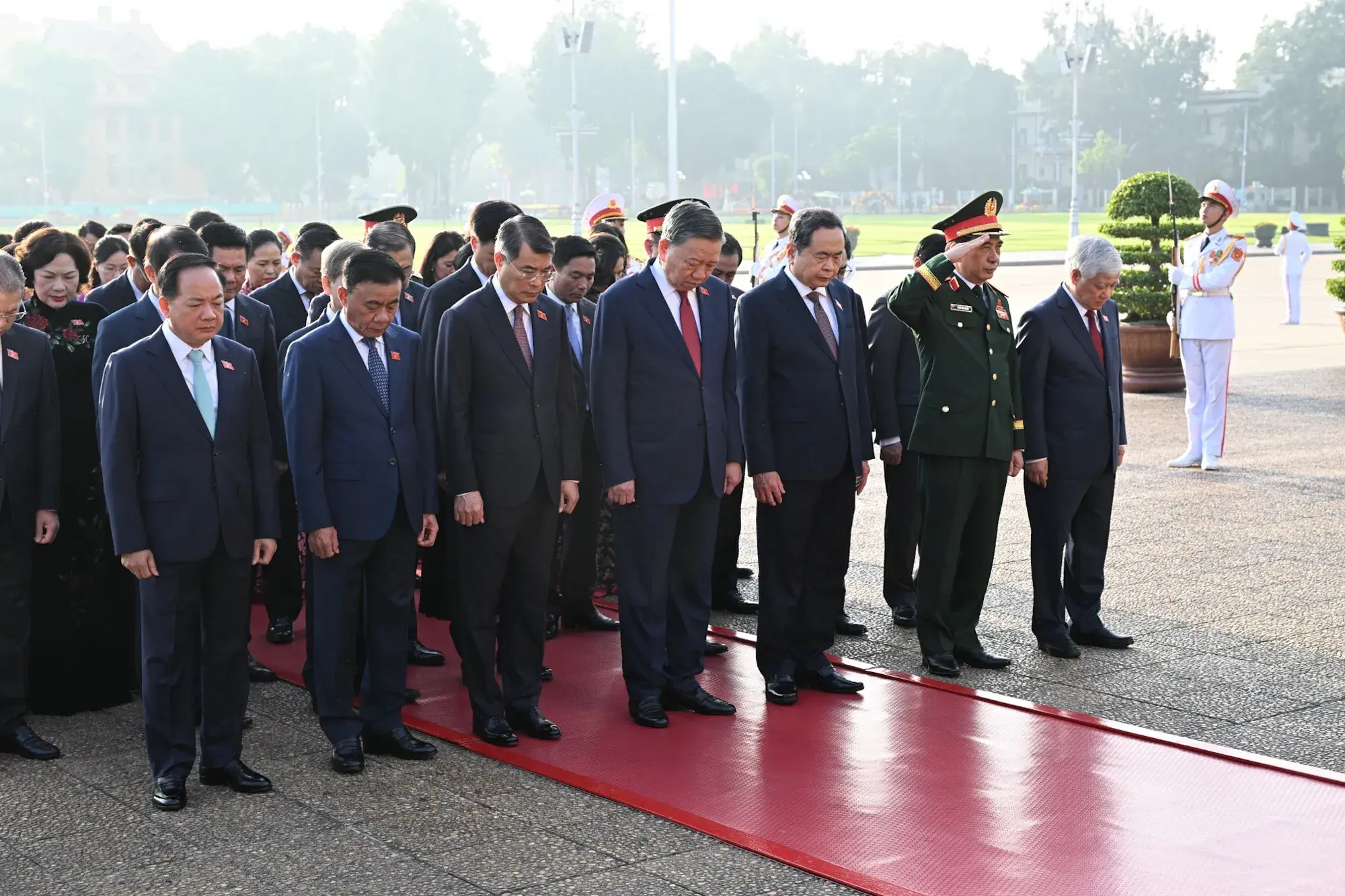 Lãnh đạo Đảng, Nhà nước, các đại biểu Quốc hội vào Lăng viếng Chủ tịch Hồ Chí Minh- Ảnh 1.
