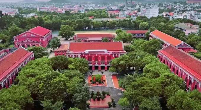 Ngôi trường duy nhất Việt Nam được công nhận Di tích quốc gia đặc biệt, là nơi Danh nhân văn hóa kiệt xuất được UNESCO vinh danh theo học, giữ kỷ lục 8 lần đón cầu truyền hình Olympia