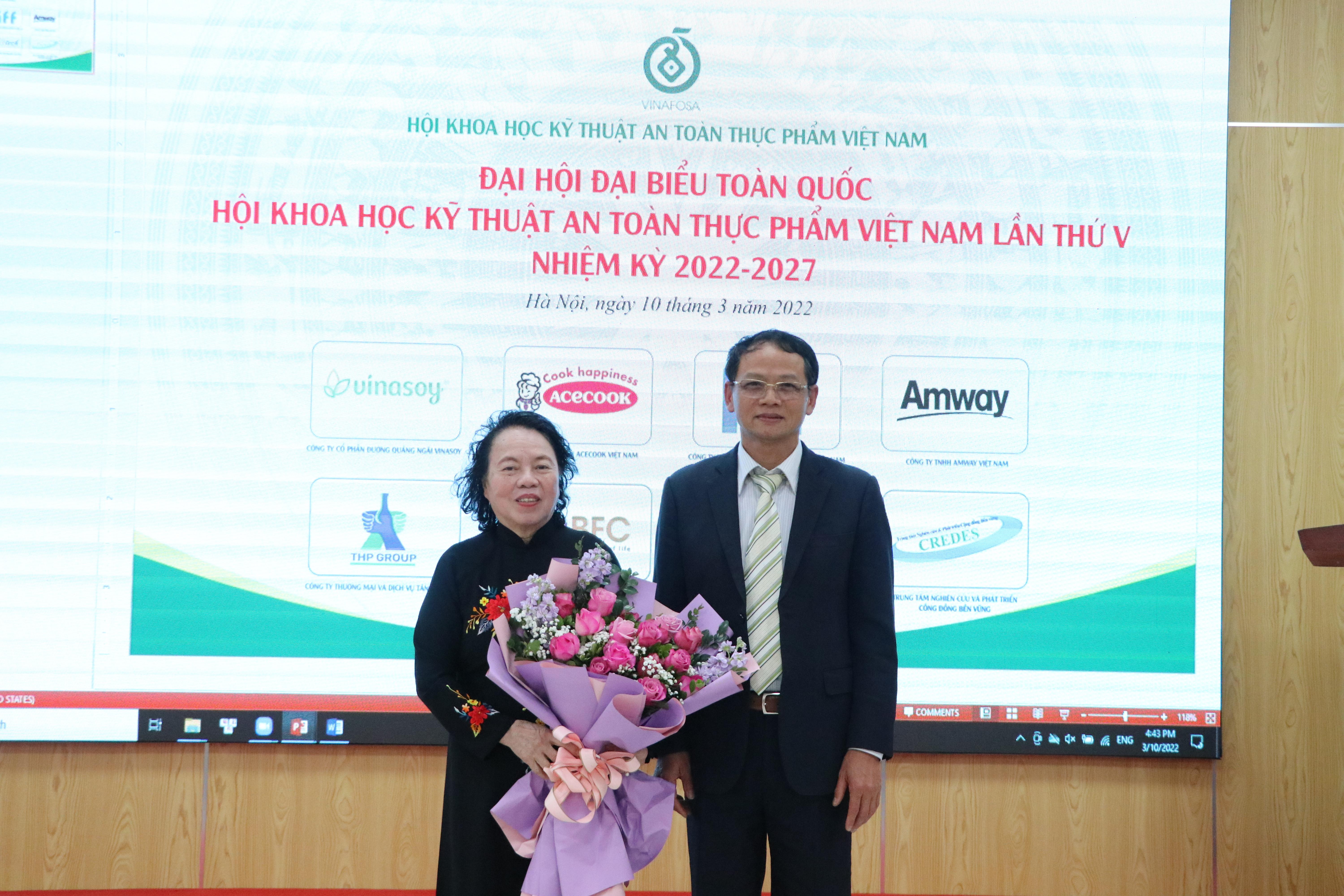 chu-tich-hoi-le-van-giang-tang-hoa-gs.ts-phan-thi-kim-nguyen-chu-tich-hoi-4-nhiem-ky_1792290719.jpg