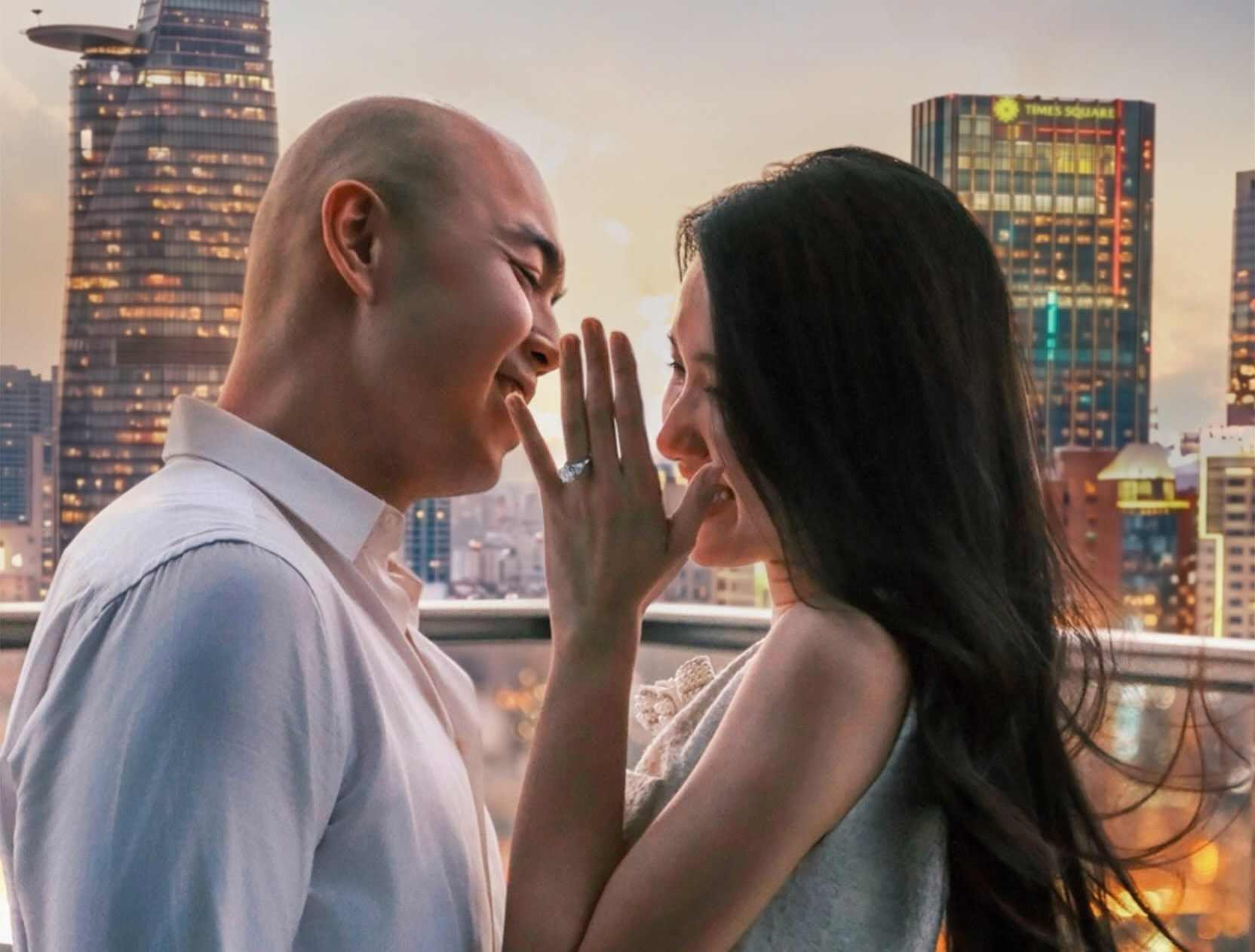 Thiếu gia gia tộc Sơn Kim cầu hôn bạn gái là họa sĩ nổi tiếng
