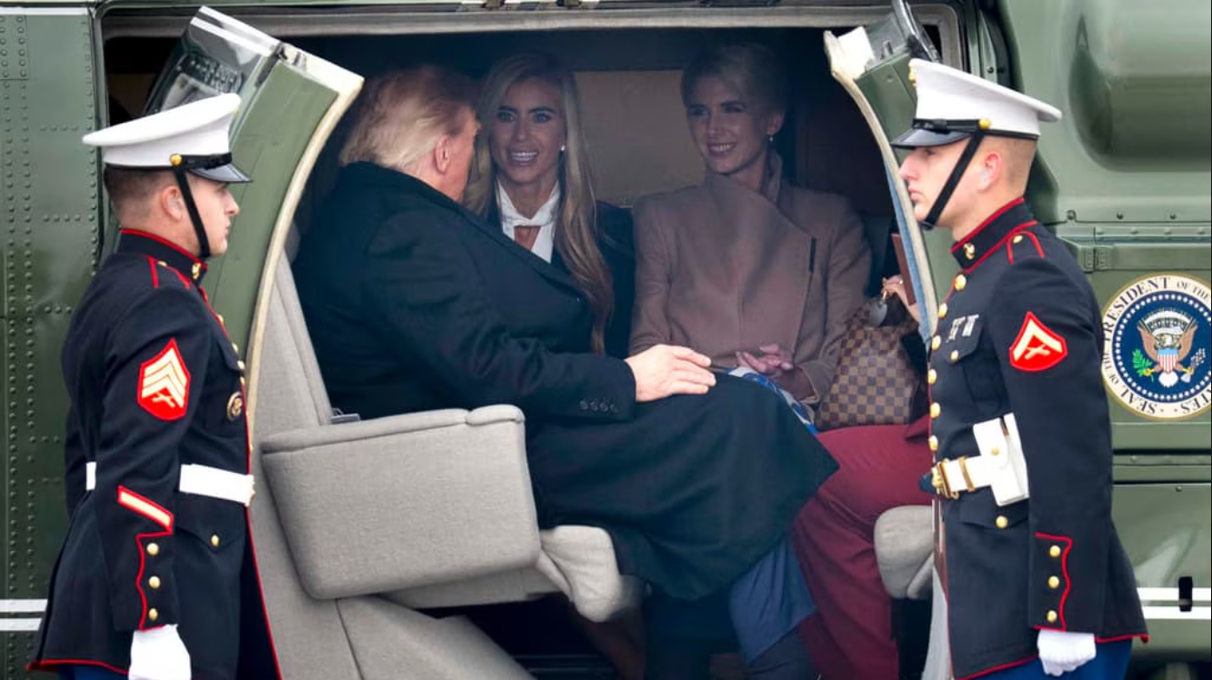 Hình ảnh ông Trump ngồi chung chuyên cơ với 2 mỹ nhân gây sốt cộng đồng mạng