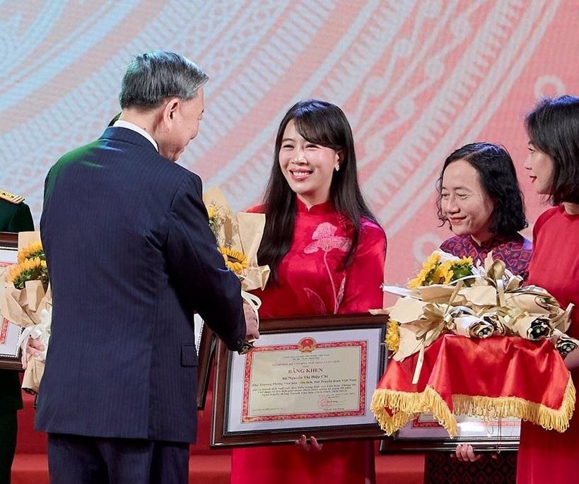 Nữ BTV nổi tiếng VTV có 20 năm gắn bó với nhà đài: Từng đỗ thủ khoa đại học, là con gái của Đại tá, Anh hùng Lực lượng vũ trang Nhân dân