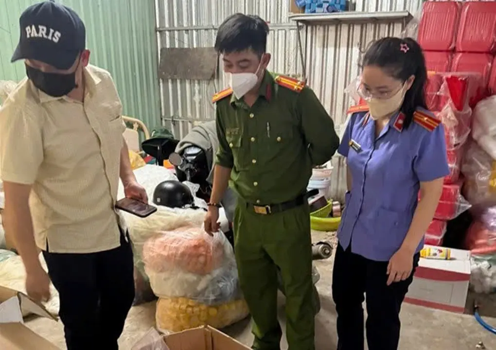 Lâm Đồng phát hiện cơ sở pha chế đóng gói thuốc bảo vệ thực vật nghi giả Lâm Đồng phát hiện cơ sở pha chế đóng gói thuốc bảo vệ thực vật nghi giả
