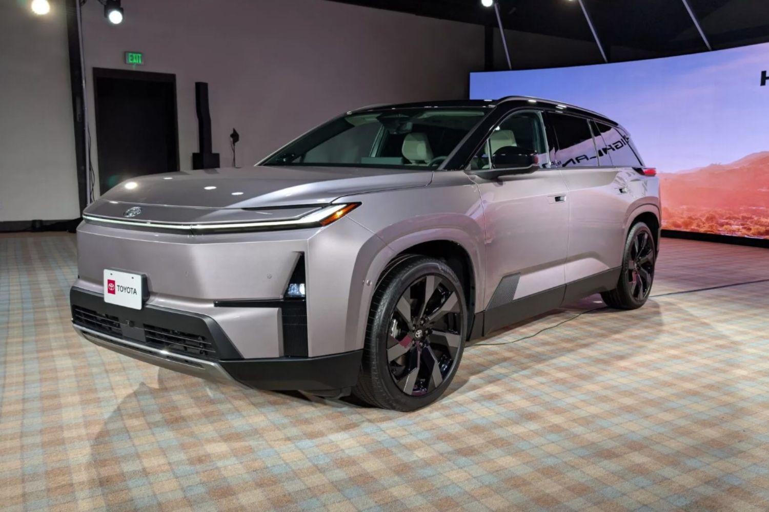 Bỏ động cơ xăng, Toyota Highlander 2027 lột xác thành xe thuần điện với thông điệp ‘Mẫu BEV đầu tiên dành cho gia đình’ Bỏ động cơ xăng, Toyota Highlander 2027 lột xác thành xe thuần điện với thông điệp ‘Mẫu BEV đầu tiên dành cho gia đình’
