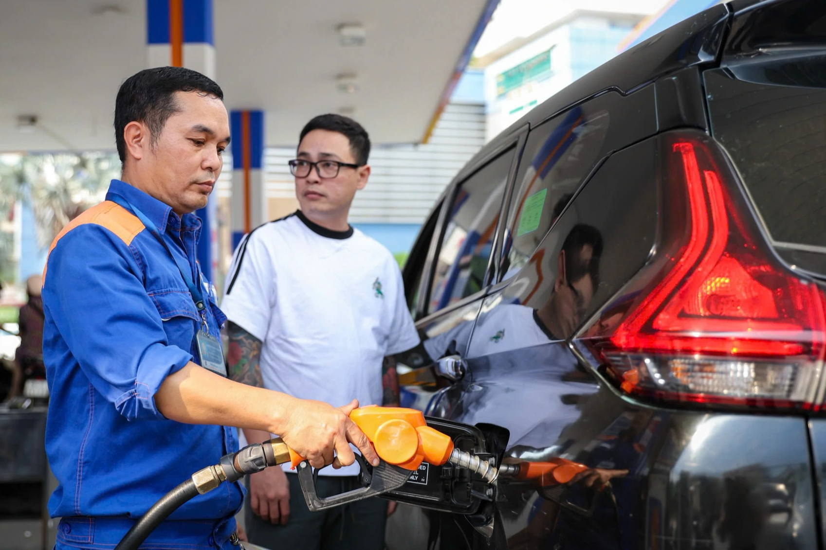 Giá xăng E10 giảm hơn 1.800 đồng một lít