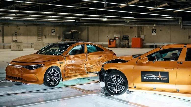 Mercedes cho xe xăng đâm ngang xe điện để thử nghiệm an toàn