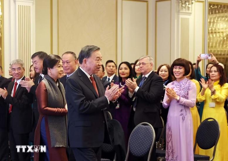 Tổng Bí thư, Chủ tịch nước Tô Lâm và Phu nhân gặp đại diện cộng đồng người Việt Nam tại châu Âu
