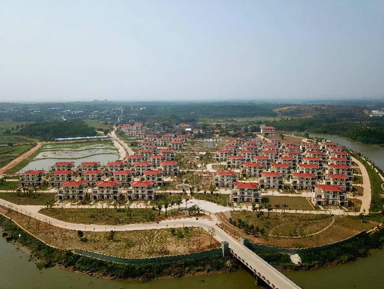 Doanh nhân sinh năm 1962 chi hơn 770 tỷ đồng xây 258 căn biệt thự, trạm y tế, nhà văn hóa... tặng miễn phí dân làng tại quê nhà Doanh nhân sinh năm 1962 chi hơn 770 tỷ đồng xây 258 căn biệt thự, trạm y tế, nhà văn hóa... tặng miễn phí dân làng tại quê nhà