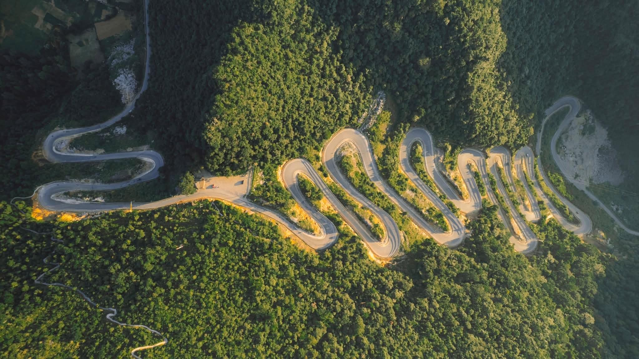 Người dân xẻ núi, trải nhựa làm nên con đèo dài 2,5km, dựng đứng 15 tầng 'đáng sợ nhất Việt Nam' Người dân xẻ núi, trải nhựa làm nên con đèo dài 2,5km, dựng đứng 15 tầng 'đáng sợ nhất Việt Nam'