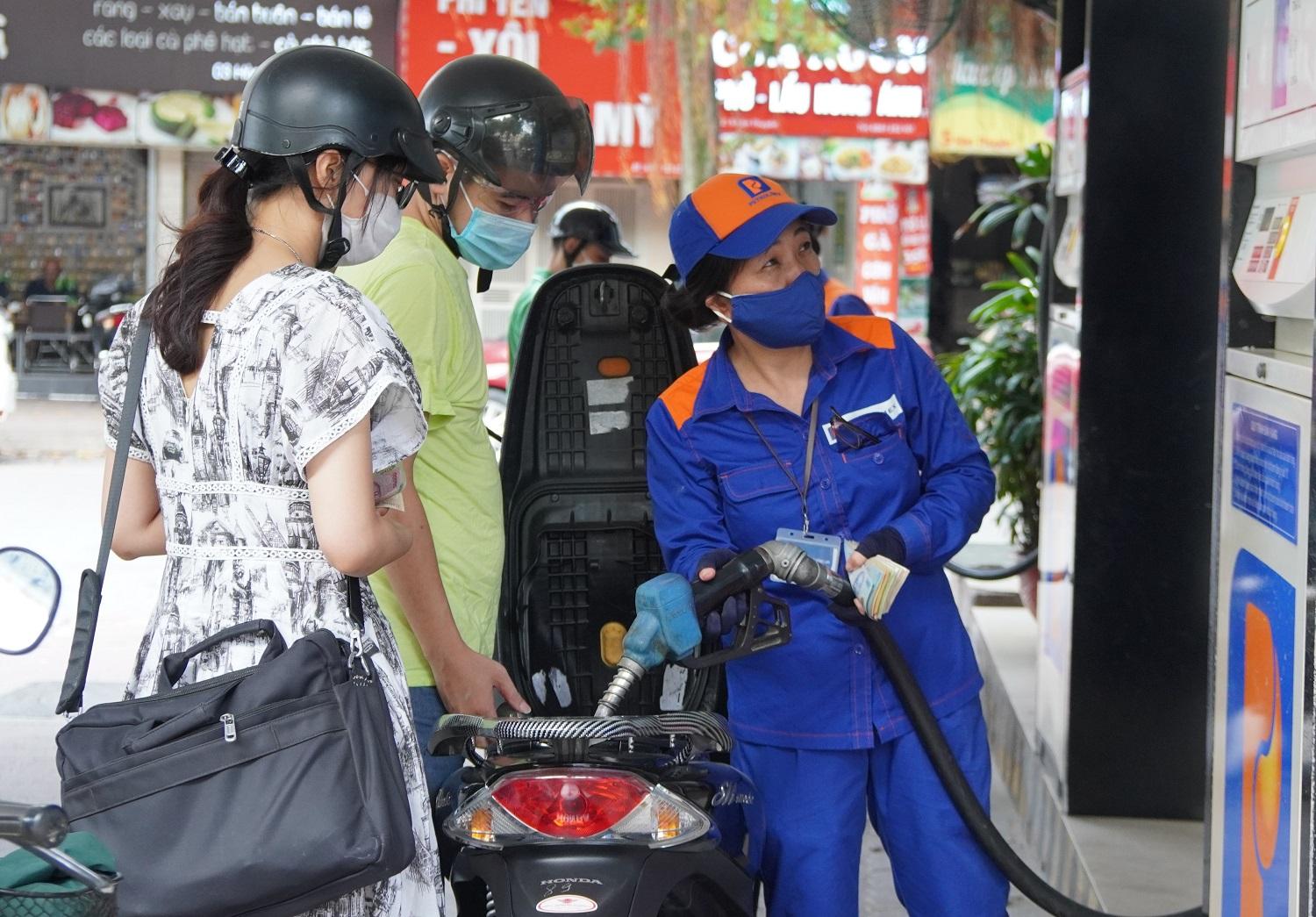 Giá xăng Việt Nam rẻ hơn Thái Lan, Lào, nhưng mỗi ngày người Việt vẫn mất gần 8% thu nhập cho 1 lít Giá xăng Việt Nam rẻ hơn Thái Lan, Lào, nhưng mỗi ngày người Việt vẫn mất gần 8% thu nhập cho 1 lít