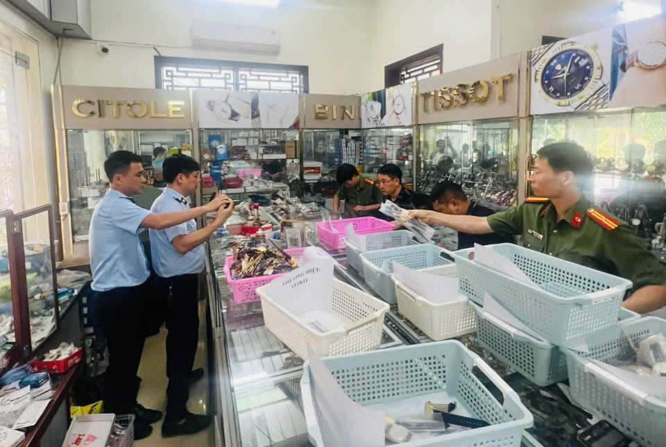 Hưng Yên khởi tố chủ cơ sở buôn bán hơn 2.100 đồng hồ giả nhãn hiệu
