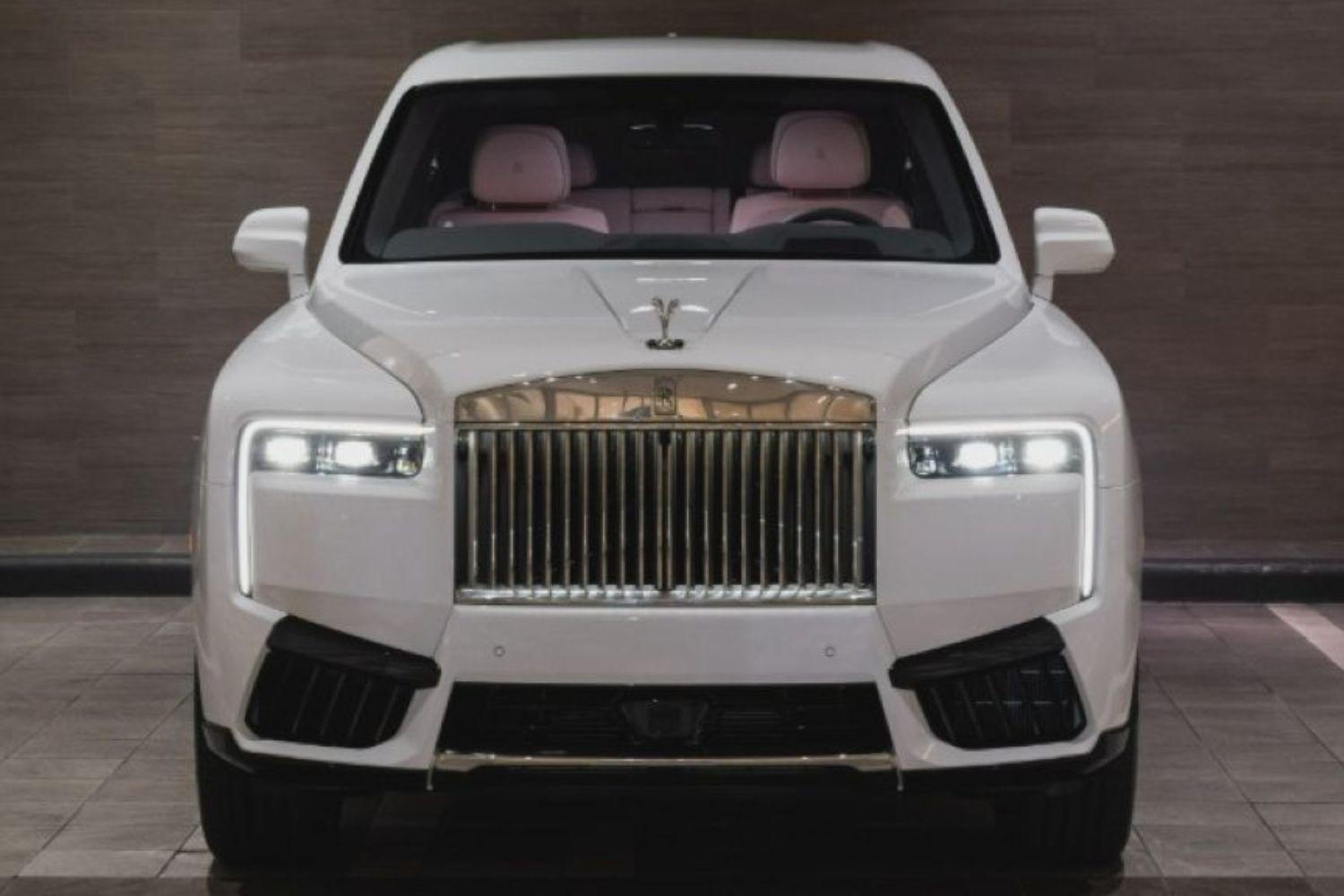 Bên trong chiếc Rolls-Royce Cullinan màu hồng độc bản dành riêng cho giới nhà giàu tại thành phố ma thuật Bên trong chiếc Rolls-Royce Cullinan màu hồng độc bản dành riêng cho giới nhà giàu tại thành phố ma thuật