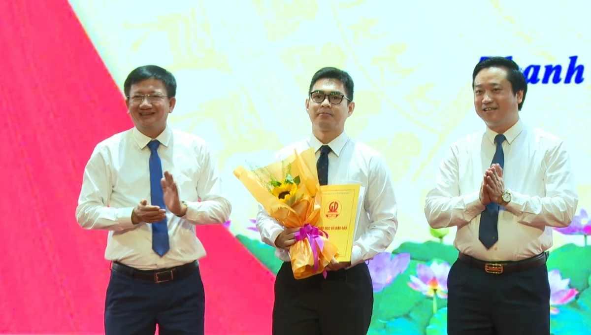 Cựu học sinh từng giành huy chương Olympic Sinh học Quốc tế trở lại trường cũ nhận nhiệm vụ sau 10 năm Cựu học sinh từng giành huy chương Olympic Sinh học Quốc tế trở lại trường cũ nhận nhiệm vụ sau 10 năm
