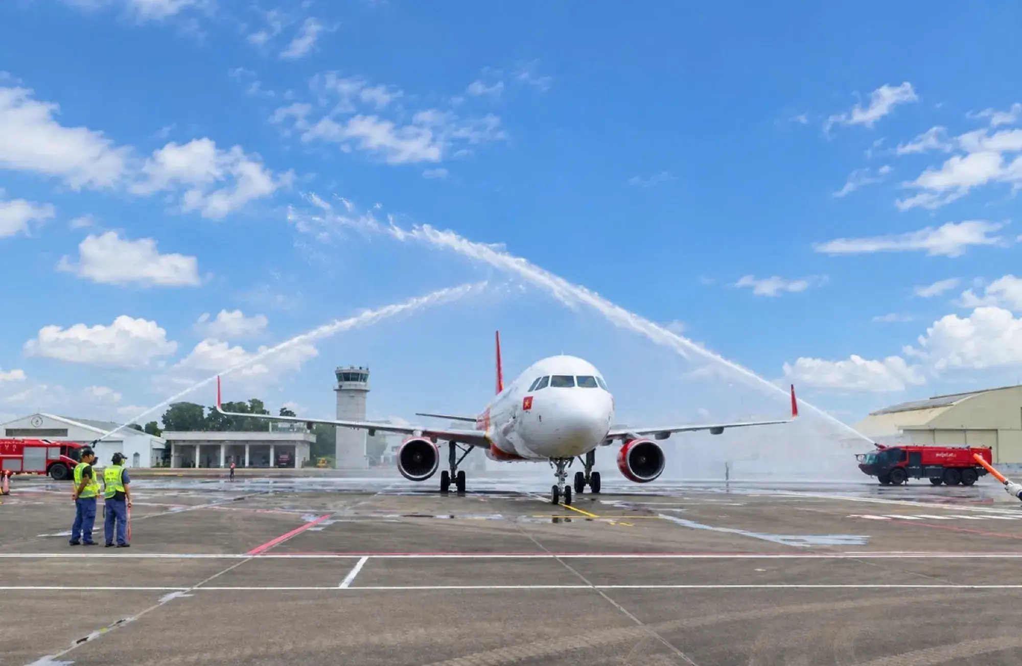 Máy bay Vietjet của tỷ phú Nguyễn Thị Phương Thảo được chào đón bằng nghi thức đặc biệt tại sân bay Đài Loan Máy bay Vietjet của tỷ phú Nguyễn Thị Phương Thảo được chào đón bằng nghi thức đặc biệt tại sân bay Đài Loan