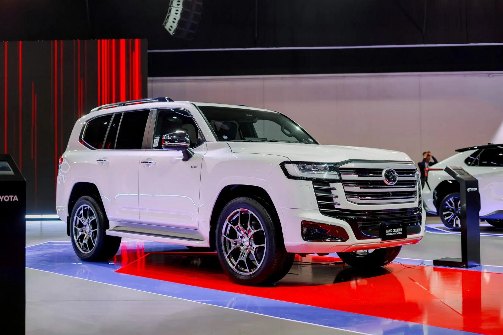 Toyota đang triệu hồi gấp hơn 105.000 chiếc Land Cruiser Hybrid, lỗi ở đường dẫn nhiên liệu có thể làm xăng rò rỉ gây cháy nổ