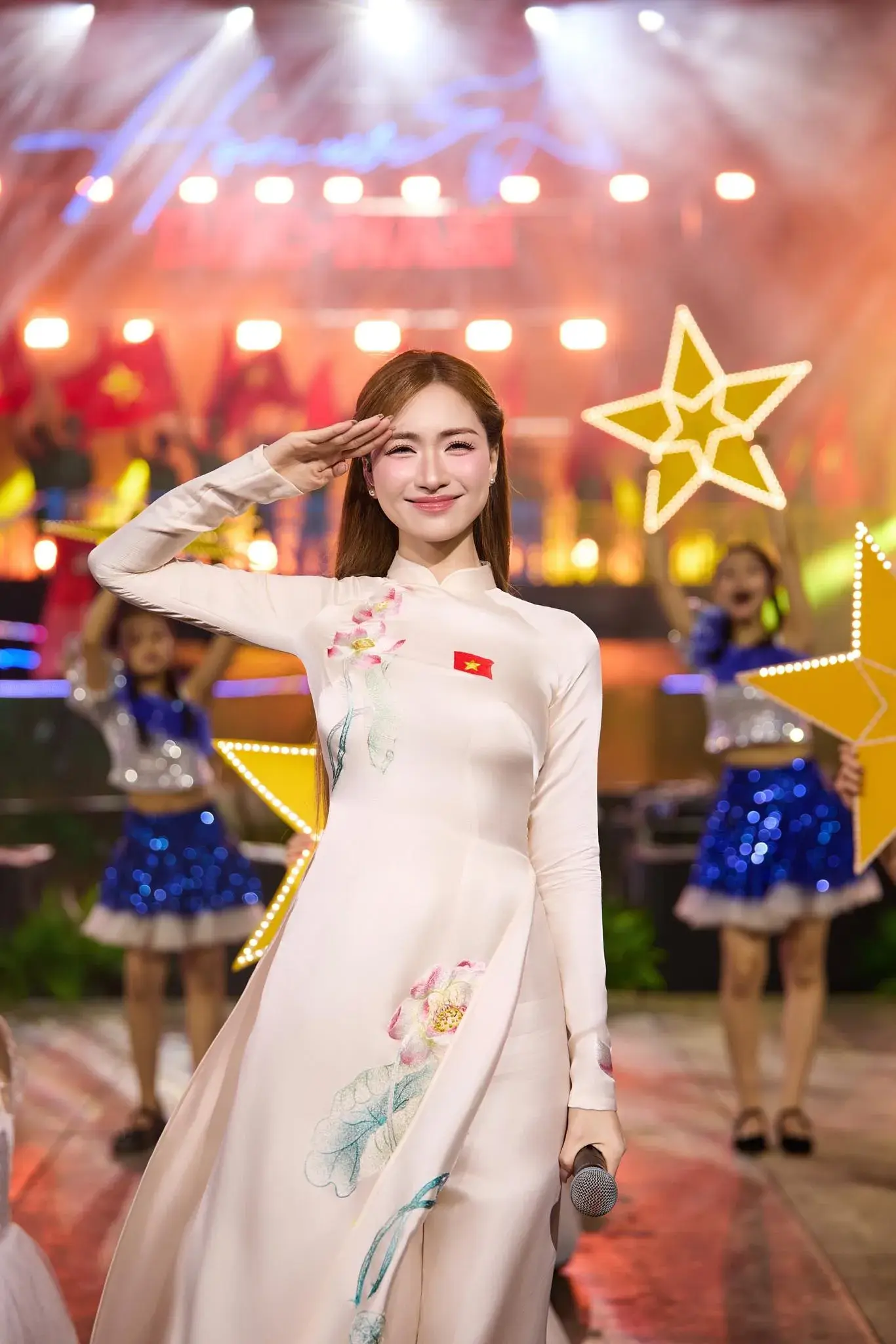 Khoảnh khắc tỏa sáng của Hoà Minzy