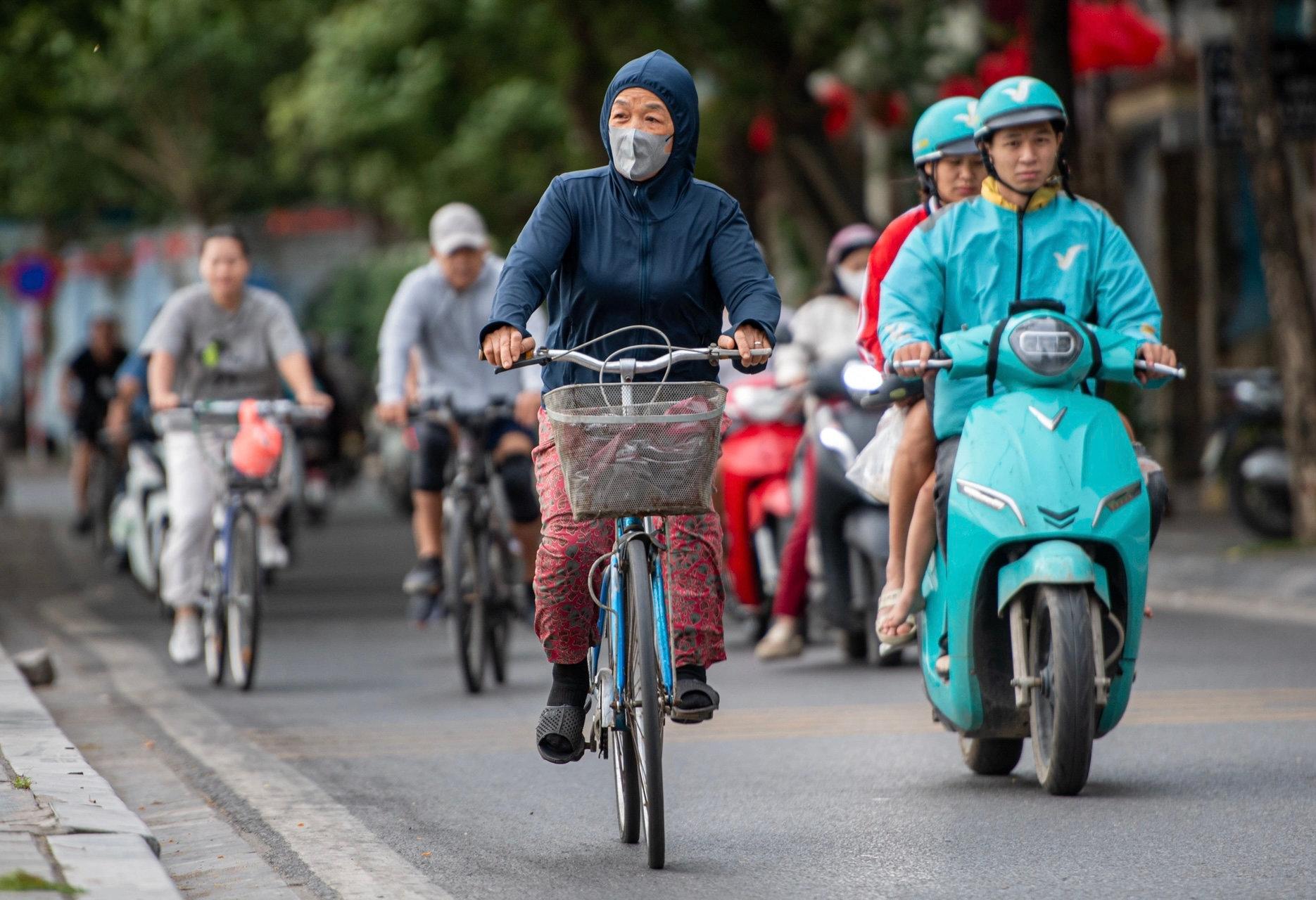 Thời tiết miền Bắc sắp đảo chiều sau đợt nắng nóng muộn hiếm gặp trong hơn 30 năm