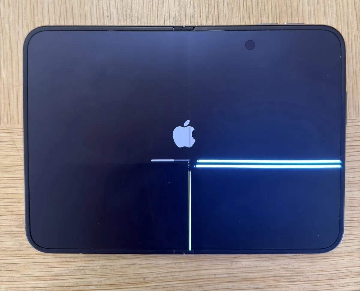 iPhone gập đầu tiên của Apple nứt màn hình sau vài giờ sử dụng iPhone gập đầu tiên của Apple nứt màn hình sau vài giờ sử dụng