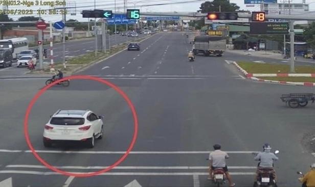 Gặp đèn đỏ nhưng không có vạch dừng, tài xế phải thực hiện ra sao để tránh bị phạt lên tới 20 triệu đồng và trừ 4 điểm GPLX?