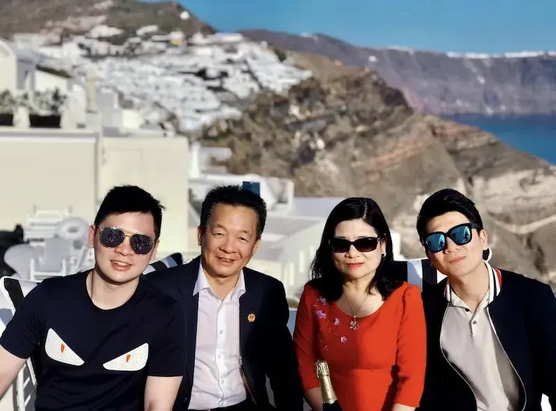 Gia đình doanh nhân có 2 con trai tốt nghiệp thạc sĩ tại Anh: Anh cả là Phó Chủ tịch ngân hàng, em trai 30 tuổi đứng đầu hãng hàng không, vừa ký thỏa thuận mua 50 máy bay Gia đình doanh nhân có 2 con trai tốt nghiệp thạc sĩ tại Anh: Anh cả là Phó Chủ tịch ngân hàng, em trai 30 tuổi đứng đầu hãng hàng không, vừa ký thỏa thuận mua 50 máy bay