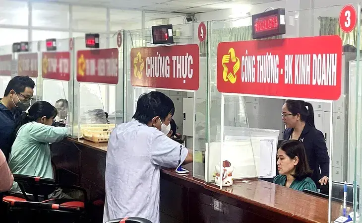 Vĩnh Long thi tuyển công chức 683 người hoạt động không chuyên trách - Ảnh 1.