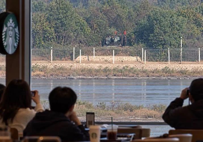 Dân Hàn Quốc rủ nhau đến quán cà phê sát biên giới xem pháo tự hành của Triều Tiên Dân Hàn Quốc rủ nhau đến quán cà phê sát biên giới xem pháo tự hành của Triều Tiên