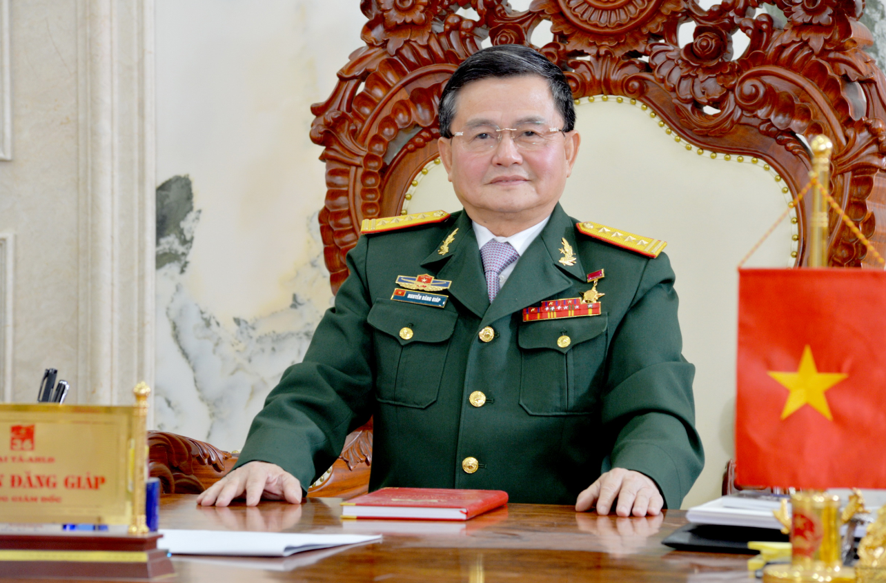 Vị chủ tịch SN 1954 mang quân hàm Đại tá, từng được phong Anh hùng Lao động, các em trai đều là bộ đội, lãnh đạo doanh nghiệp