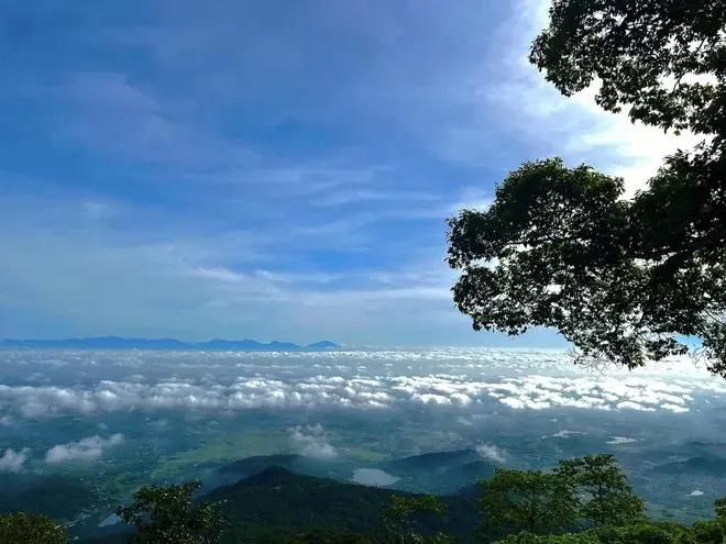 Nhiều lựa chọn địa điểm săn mây Ba Vì cực đẹp mà lại an toàn cho các gia đình - Ảnh 1.