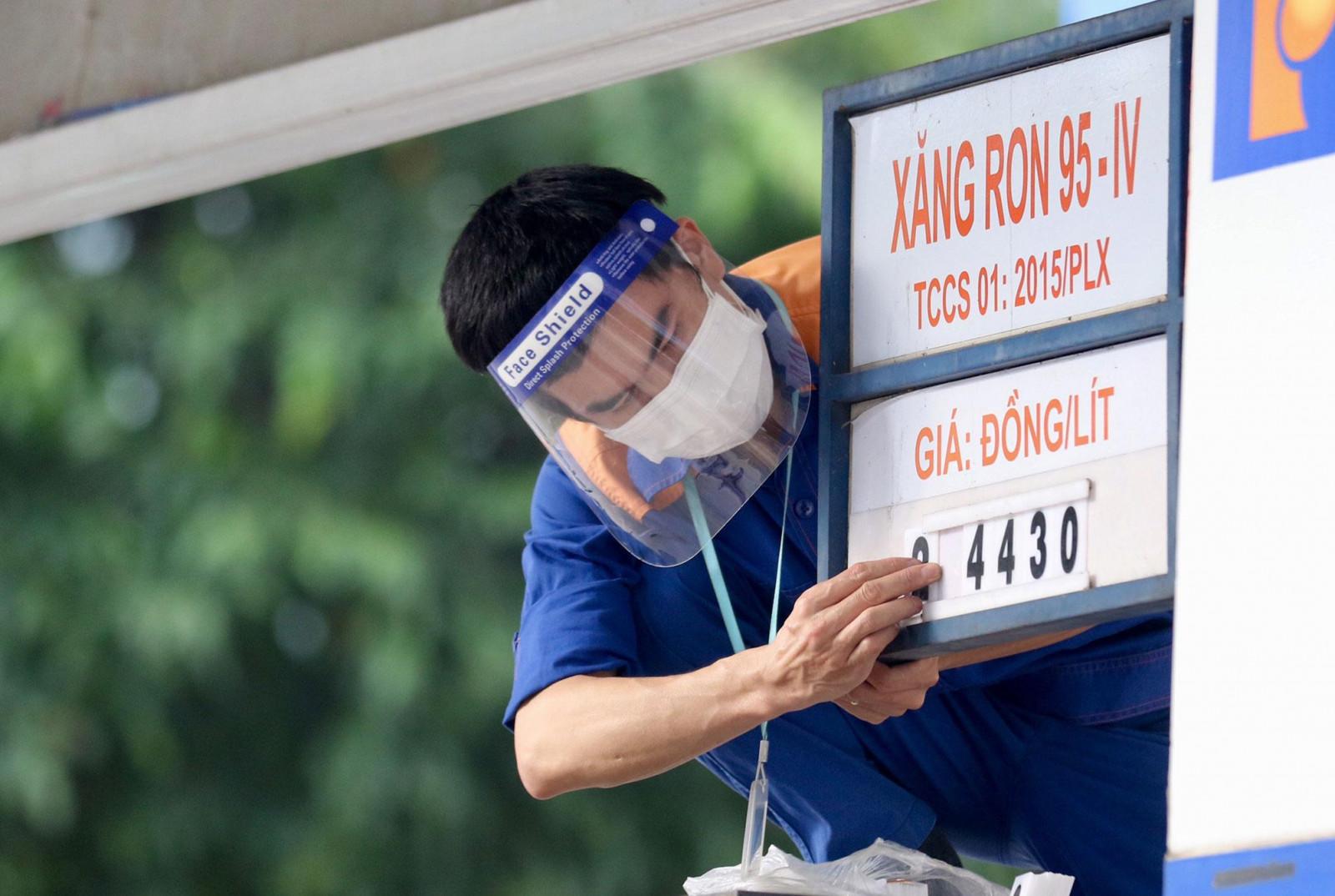 Từ chiều 29/10, giá xăng dầu đồng loạt tăng, dầu diesel vượt 30.000 đồng/lít