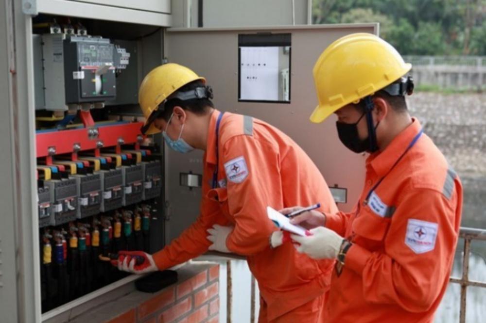 Khẩn trương xây dựng phương án giảm giá điện và xem xét đưa thuế xăng về 0%