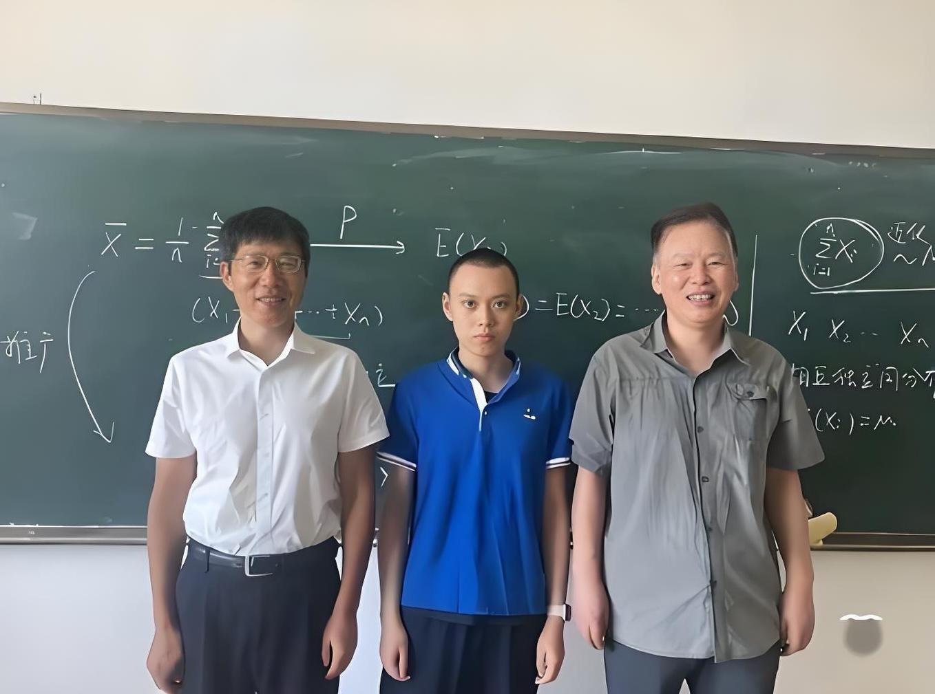 23 tuổi được bổ nhiệm là Phó Giáo sư, chỉ có bằng THCS, hiện đang được 1 trường Đại học lớn của quốc gia này trọng vọng