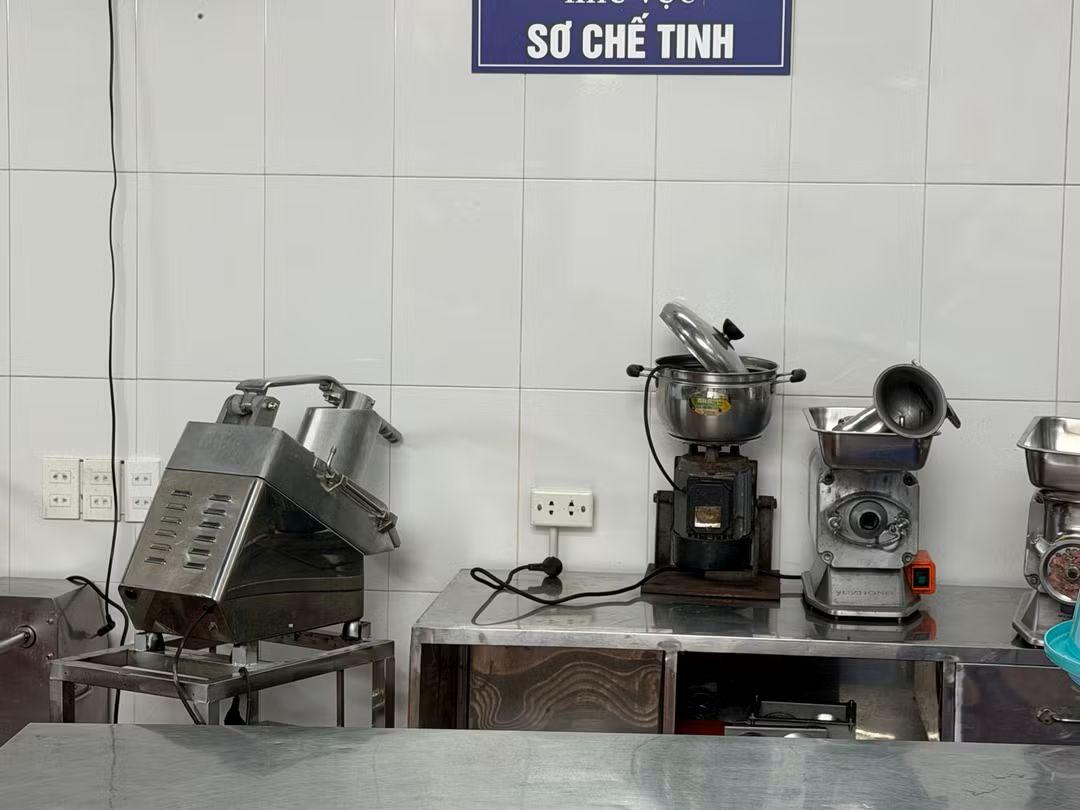 Hà Nội: Xác minh kho hàng không biển hiệu nghi chứa thực phẩm bẩn cung cấp cho trường tiểu học