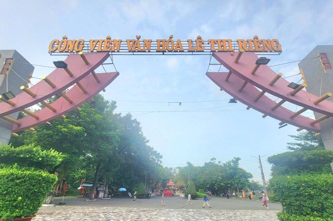 congvienlethirieng_1793337569.jpg