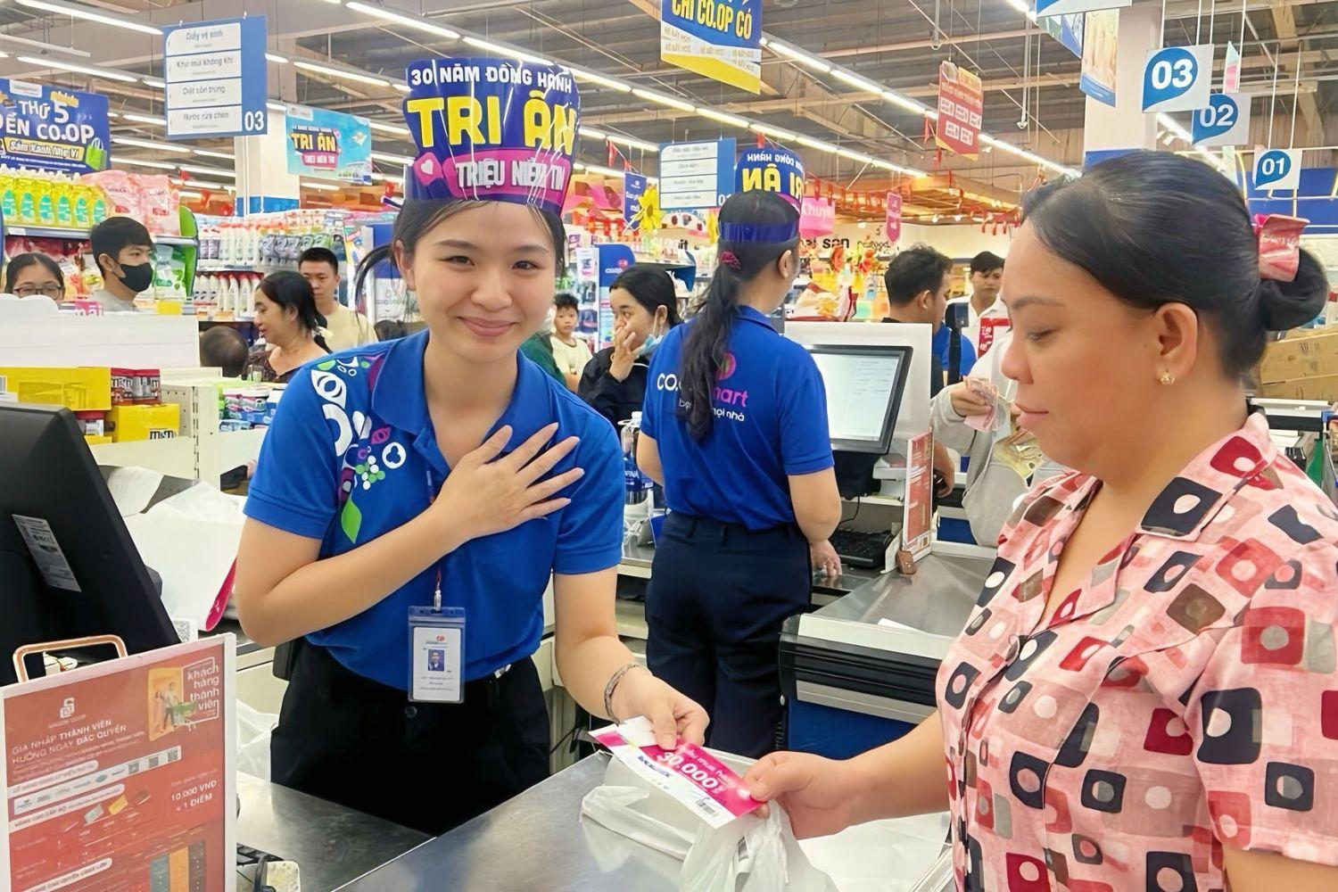 Cuộc chiến bán lẻ cuối năm: Chuỗi siêu thị lớn bậc nhất Việt Nam xả hàng, tung điểm thưởng "ngày đôi" Cuộc chiến bán lẻ cuối năm: Chuỗi siêu thị lớn bậc nhất Việt Nam xả hàng, tung điểm thưởng "ngày đôi"