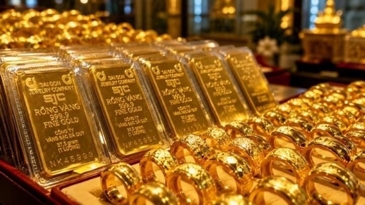 Giá vàng thế giới lao dốc, vàng miếng SJC trong nước tiếp tục neo cao