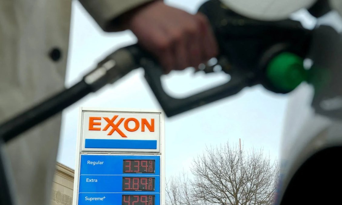 Giá xăng Mỹ vượt 4 USD/gallon, áp lực lạm phát quay trở lại