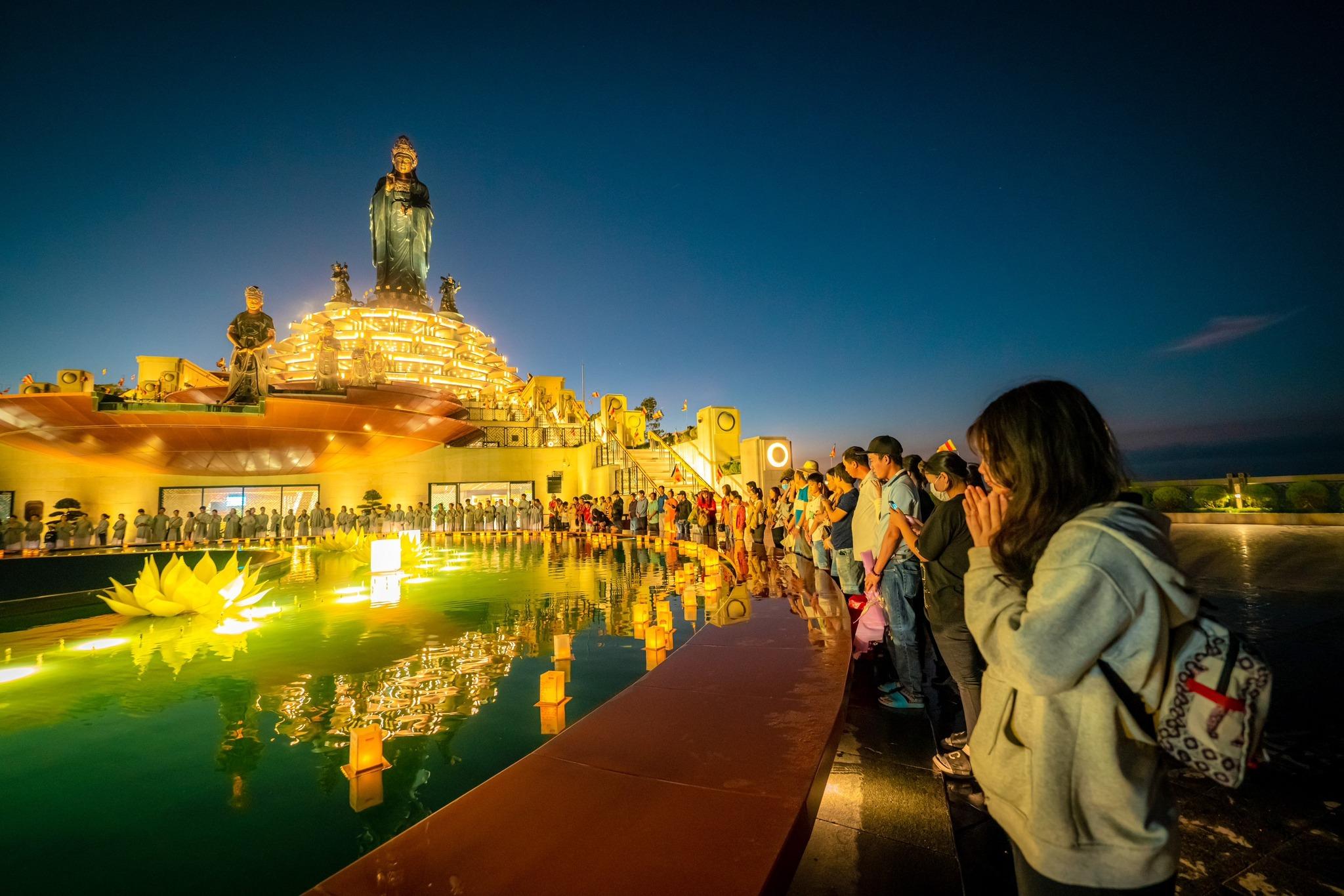 Vượt Trung Quốc, Việt Nam có công trình lập kỷ lục cao nhất châu Á, làm từ 170 tấn đồng đỏ tại 'Đệ nhất thiên sơn' Vượt Trung Quốc, Việt Nam có công trình lập kỷ lục cao nhất châu Á, làm từ 170 tấn đồng đỏ tại 'Đệ nhất thiên sơn'