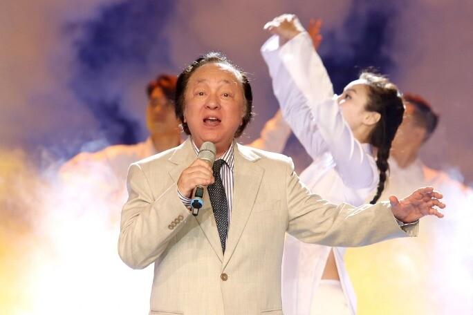 NSND đầu tiên của Việt Nam từng làm Thứ trưởng Bộ Văn hóa: 'Cây đại thụ' lừng danh của làng 'nhạc đỏ', có vợ là Anh hùng Lao động, con trai cực nổi tiếng NSND đầu tiên của Việt Nam từng làm Thứ trưởng Bộ Văn hóa: 'Cây đại thụ' lừng danh của làng 'nhạc đỏ', có vợ là Anh hùng Lao động, con trai cực nổi tiếng