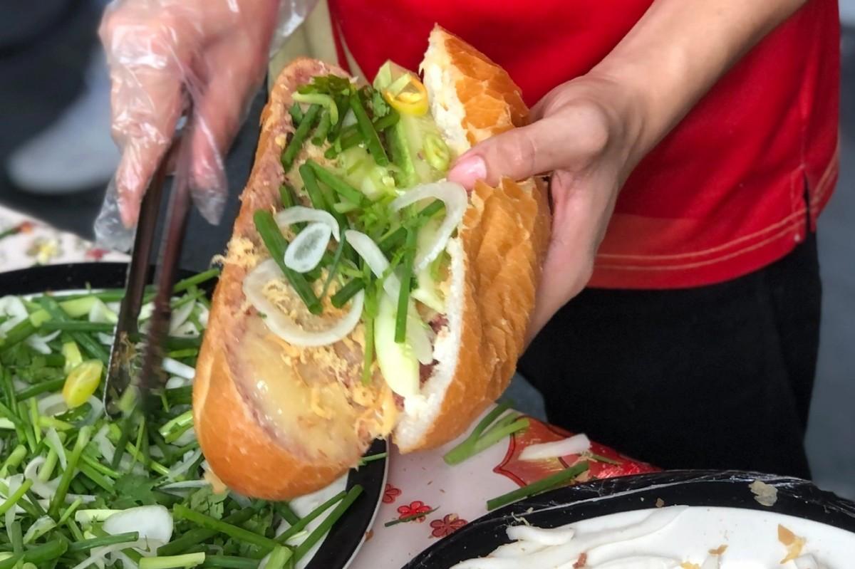 Bánh mì “quốc dân” dễ gây ngộ độc: Nguyên nhân thực sự nằm ở đâu?