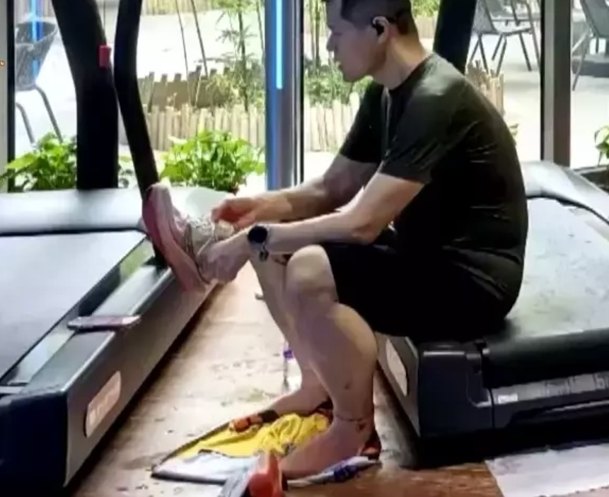 Một phòng gym hoàn tiền, tặng thẻ tập nơi khác để chấm dứt hợp đồng với hội viên do mùi hôi cơ thể
